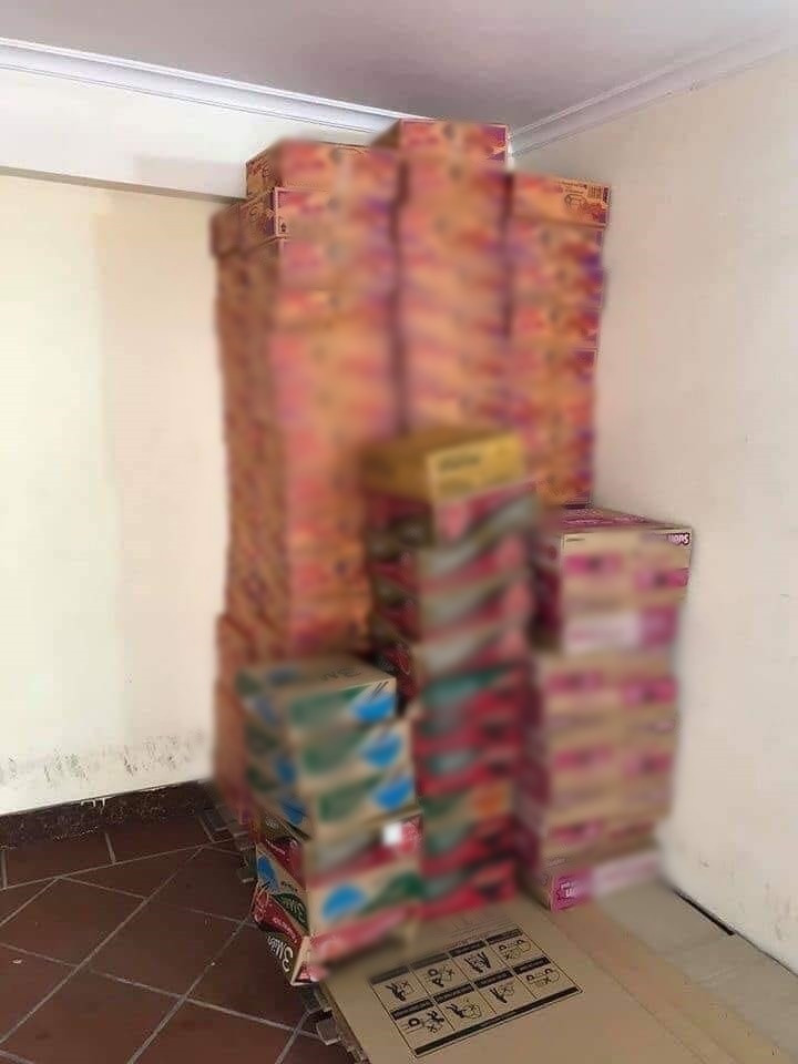 Chia sẻ về bộ ảnh cưới có sự xuất hiện của mì tôm, một người trong ekip chụp đã có những bình luận: "Mọi người đều biết những ngày gần đây mì tôm là chủ đề được nhắc đến khá nhiều. Thấy gói mì trong studio nên mọi người cùng đề xuất cầm nó làm đạo cụ để làm kỷ niệm. Mì tôm cũng chỉ xuất hiện như một đồ vật đánh dấu mốc thời gian, ý định để mì tôm xuất hiện rất vui vẻ và hài hước, bộ ảnh cũng được chụp theo hướng hài hước thôi".