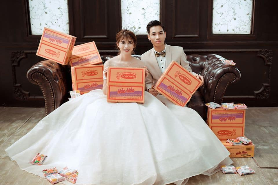 Theo đó, ban đầu cặp đôi không định chọn mì tôm để làm đạo cụ nhưng khi đến studio, thấy vỏ gói mì nên nảy sinh ra ý định. Nguồn ảnh: Thắng Nguyễn