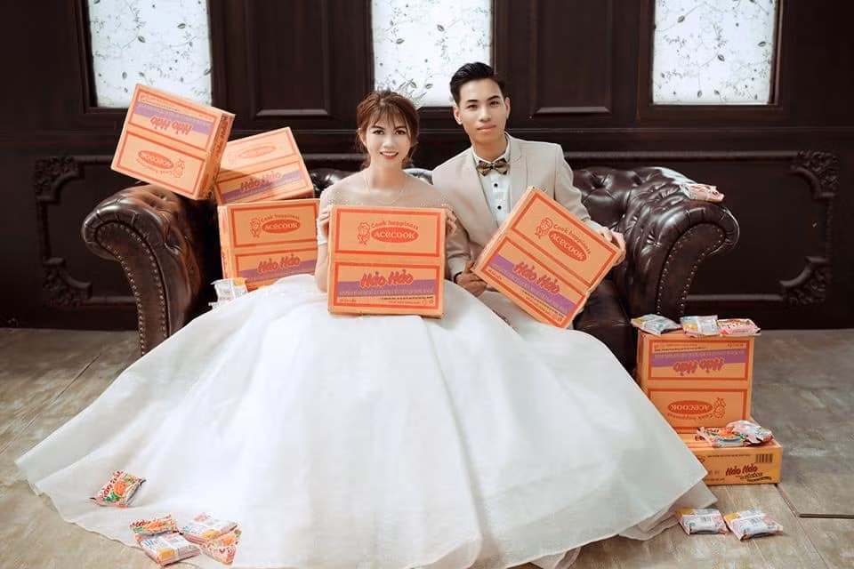 Theo đó, ban đầu cặp đôi không định chọn mì tôm để làm đạo cụ nhưng khi đến studio, thấy vỏ gói mì nên nảy sinh ra ý định. Nguồn ảnh: Thắng Nguyễn