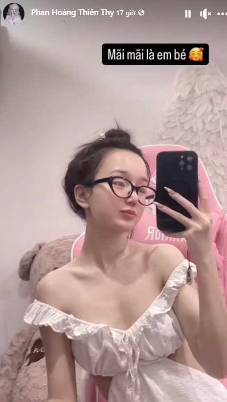 Bên cạnh ngoại hình xinh đẹp, Thiên Thy được nhận xét là tài giao lưu duyên dáng, thân thiện. Cô bạn cũng có phong cách ăn mặc sành điệu, cách phối đồ đa dạng.