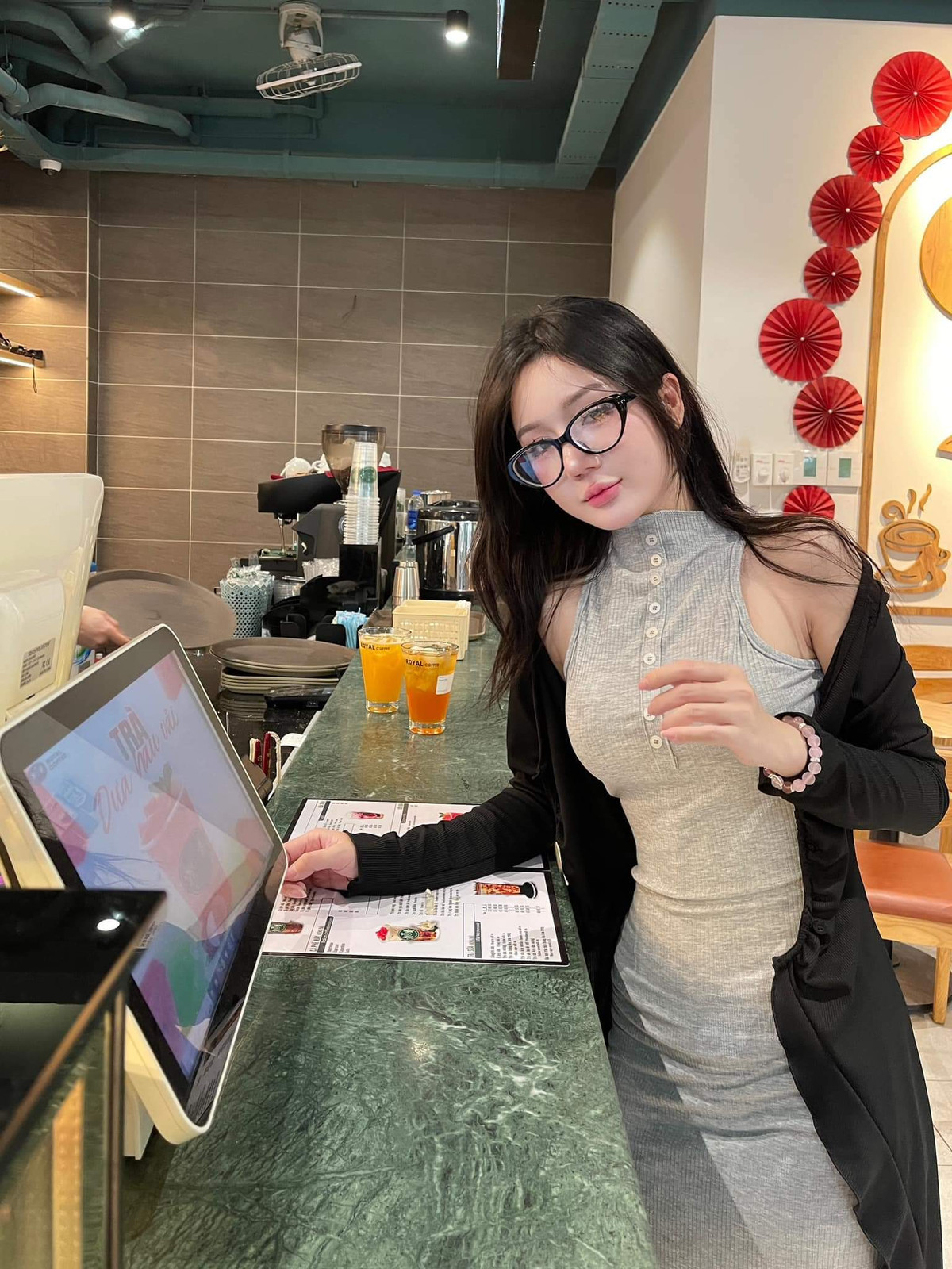 Dù kém tươi tắn hơn thường nhưng thần thái và sự tự tin của người đẹp vẫn nhận về nhiều bình luận tích cực.