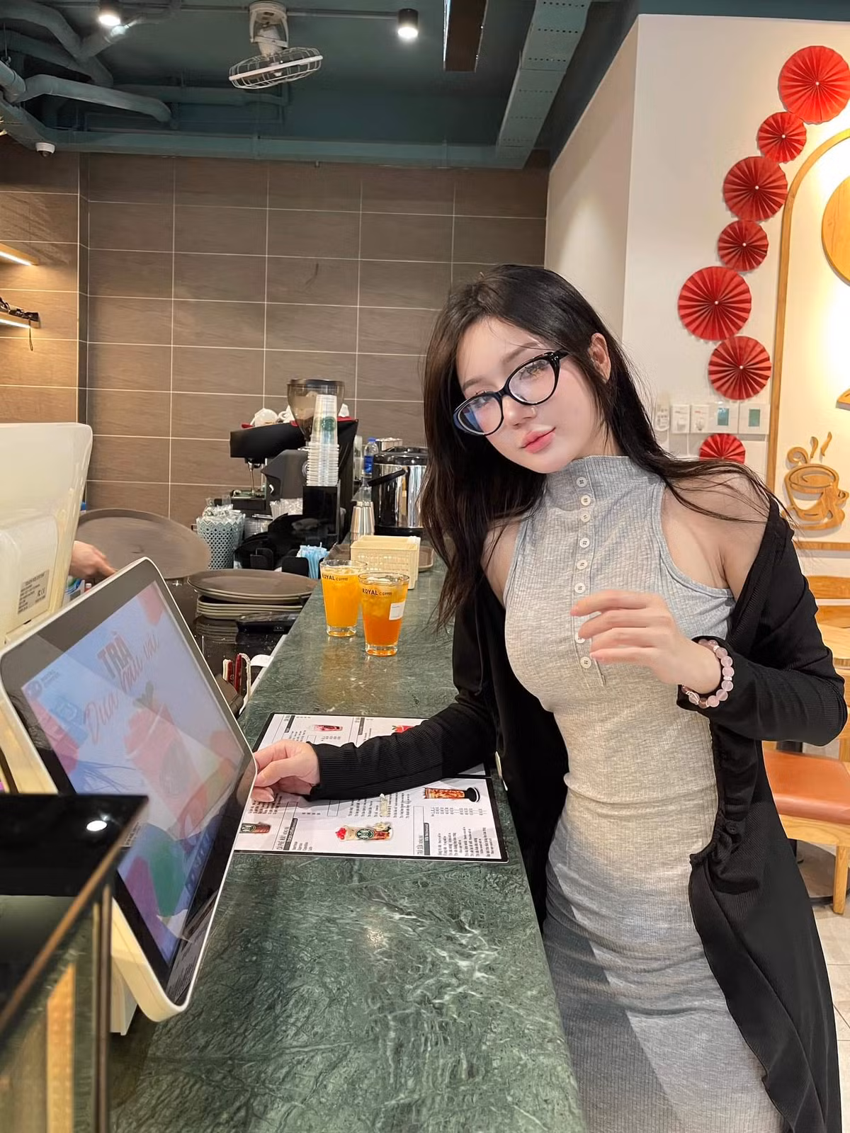 Dù kém tươi tắn hơn thường nhưng thần thái và sự tự tin của người đẹp vẫn nhận về nhiều bình luận tích cực.