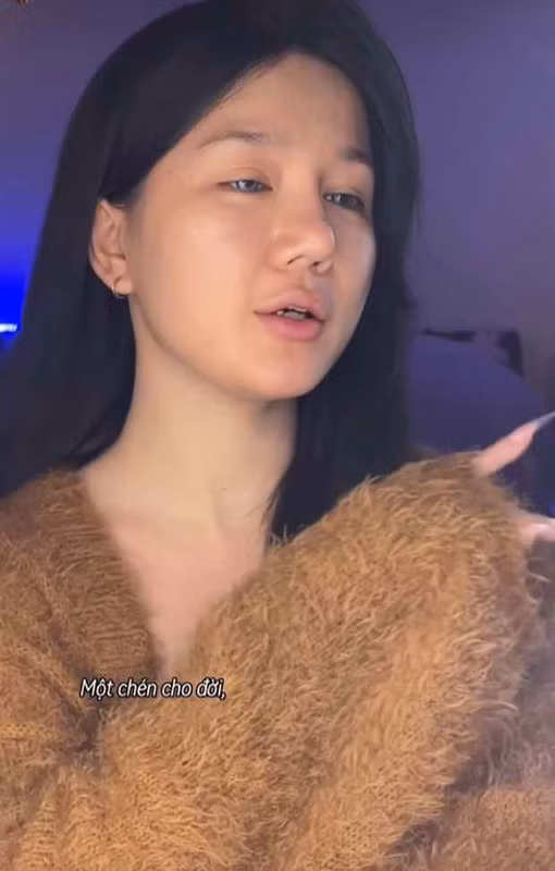 Xuất phát điểm theo học chuyên ngành Tiếng Anh Du lịch tại Đại học Ngoại ngữ Đà Nẵng nhưng hot girl quê Nghệ An chọn con đường làm mẫu ảnh, trang điểm và streamer game.