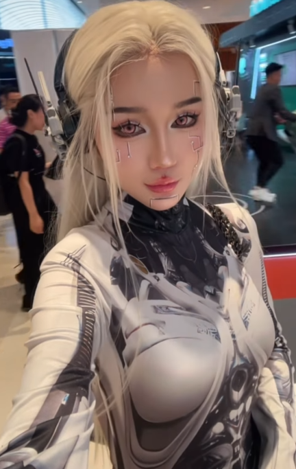 Thiên Thy luôn biết cách chọn những bộ cánh tôn lên những đường cong của cơ thể mà vẫn giữ được sự tinh tế và thanh lịch.