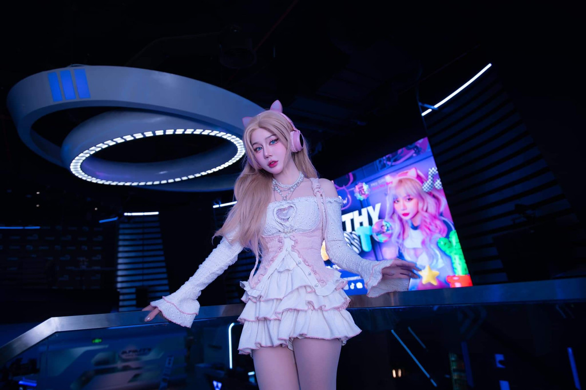 Nữ streamer cho thấy sự đầu tư của bản thân trong việc chăm chỉ cập nhật các xu hướng thời trang, luôn làm mới mình trong mắt người hâm mộ.