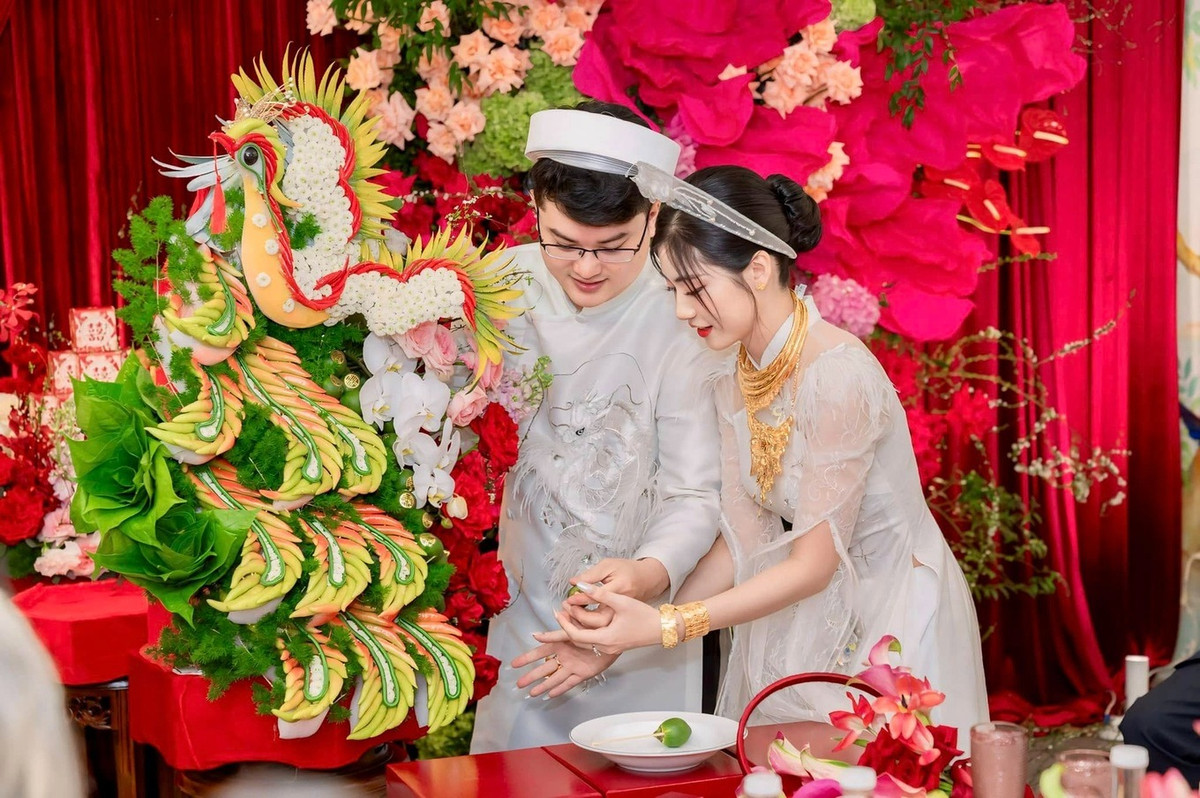 Nguyễn Bùi Nam Phương là "tiểu thư chính hiệu". Cô xuất thân trong đình có mẹ là doanh nhân, bản thân nàng hot girl cũng từng tham gia một số cuộc thi nhan sắc và đạt giải Nhất Ngôi sao tuổi teen. Hiện cô là một nhà sáng tạo nội dung nổi tiếng.