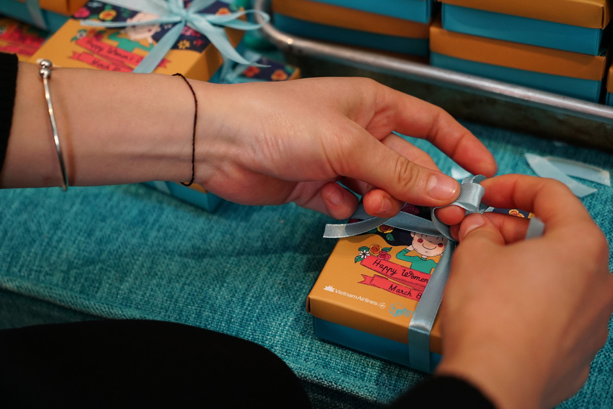 Các tiếp viên cẩn thận gói những chiếc bánh trước khi gửi tới các khách hàng nữ trong ngày 8/3.