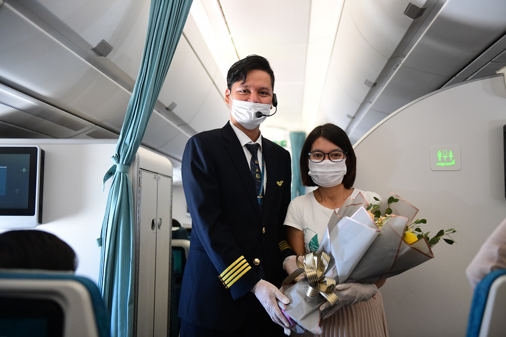 Theo tìm hiểu những bức ảnh nhận quà 8/3 trên nằm sự kiện tặng quà cho hành khách nhân dịp Quốc tế Phụ nữ và đây là hoạt động thường niên trong chiến dịch Hành trình Yêu thương (Flights of Love) của một hãng hàng không.