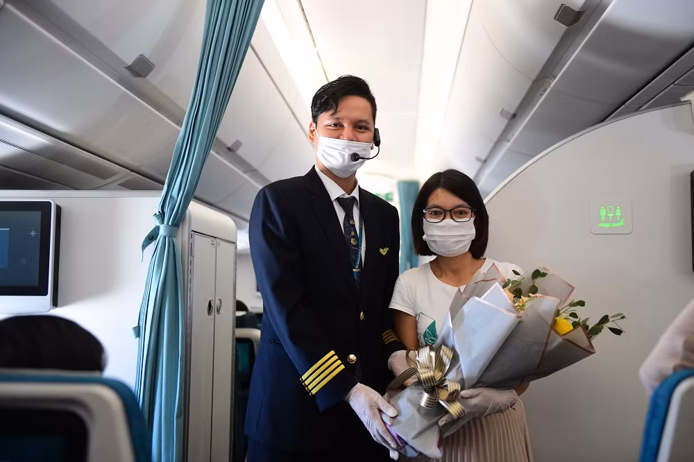 Theo tìm hiểu những bức ảnh nhận quà 8/3 trên nằm sự kiện tặng quà cho hành khách nhân dịp Quốc tế Phụ nữ và đây là hoạt động thường niên trong chiến dịch Hành trình Yêu thương (Flights of Love) của một hãng hàng không.