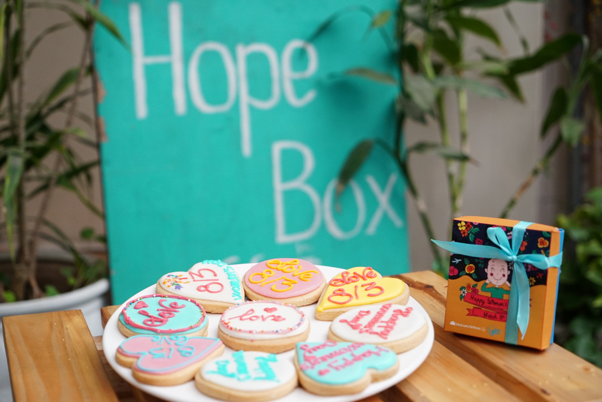 Những chiếc bánh sắc màu là món quà được gửi đến hội chị em phụ nữ ở một vị trí đặc biệt đó là trên trời.