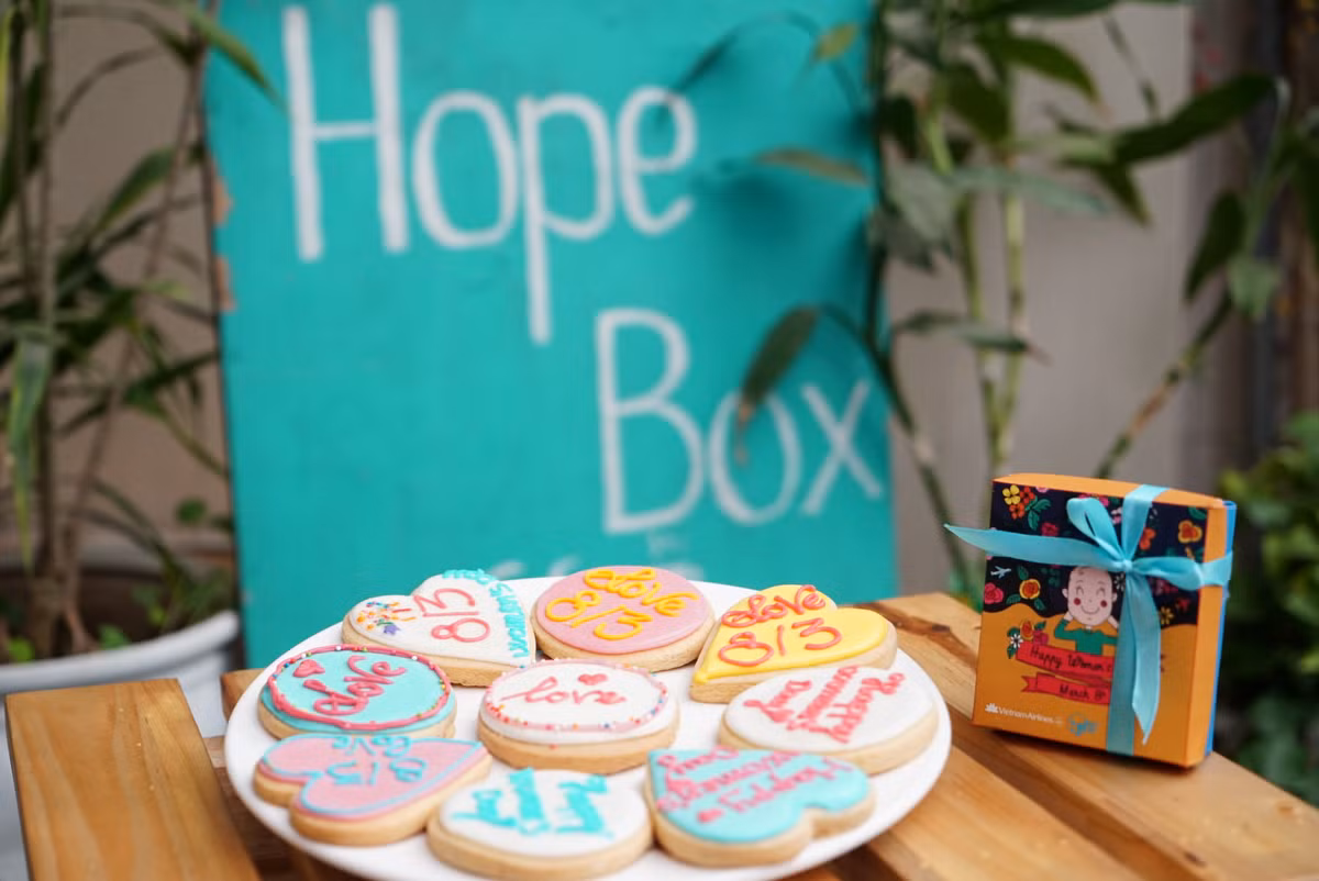 Những chiếc bánh sắc màu là món quà được gửi đến hội chị em phụ nữ ở một vị trí đặc biệt đó là trên trời.