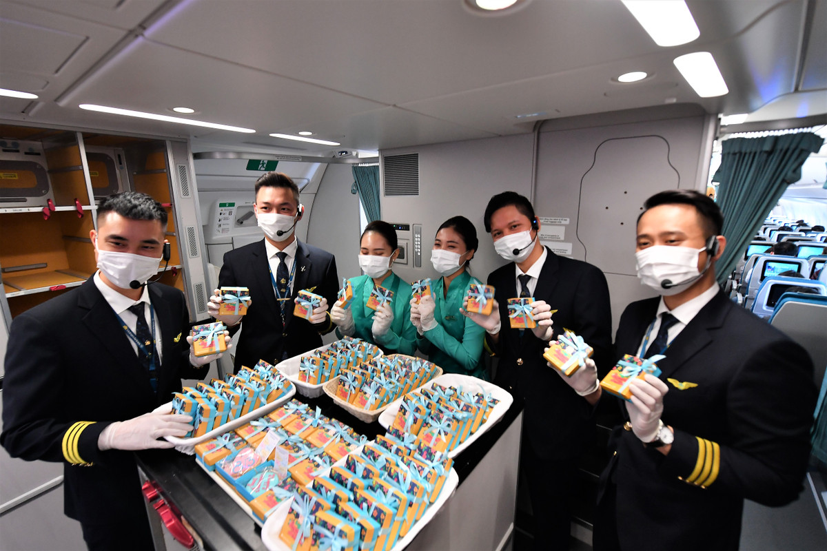 Để những chuyến bay thêm phần ý nghĩa, lần đầu tiên các phi công nam trình diễn những ca khúc tôn vinh phụ nữ ngay trên máy bay thay cho lời chúc tốt đẹp gửi tới các hành khách nữ.