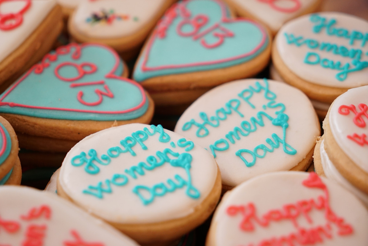 Dù chỉ là chiếc bánh nhỏ nhưng mang ý nghĩa tôn vinh một nửa của thế giới trong ngày của họ.