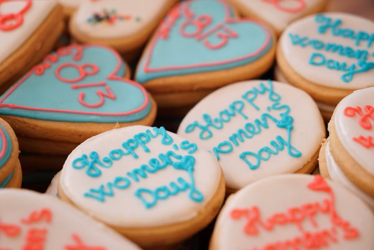 Dù chỉ là chiếc bánh nhỏ nhưng mang ý nghĩa tôn vinh một nửa của thế giới trong ngày của họ.