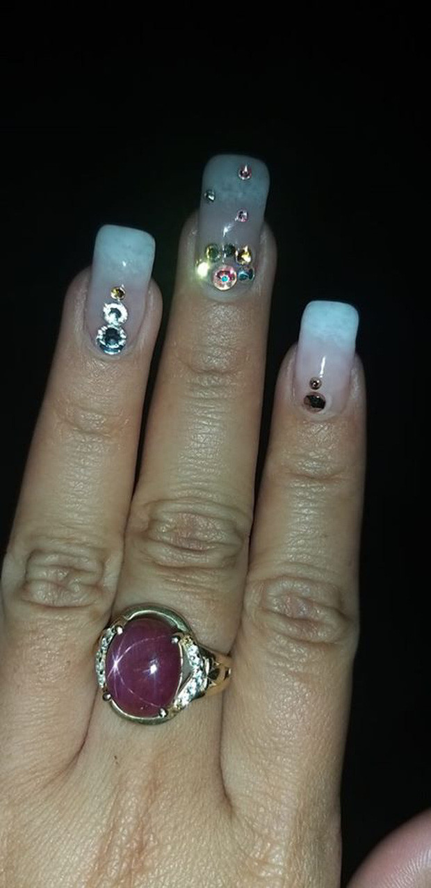 Khi trở thành nạn nhân và sống chung với bộ nail thảm họa, đa phần tâm trạng của chị em đều tiếc tiền một thì "giận tím người" vì người đã tặng mình bộ móng tay chẳng giống ai.