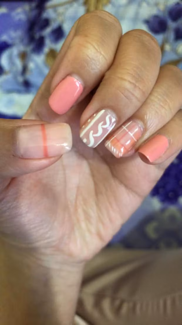 Dù chỉ mất ít tiền nhưng nhận về bộ móng lem nhem như trẻ con tập tô thì vẫn được quyền tức.