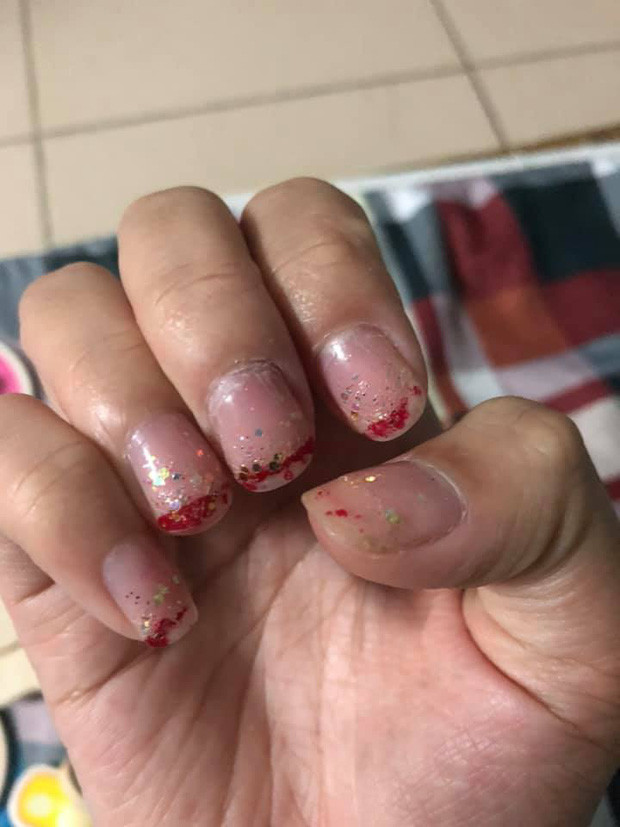 Có thể không đến mức sống dở chết dở hay khó sửa lại như làm tóc nhưng làm nail hỏng cũng đủ khiến tâm trạng bạn bức bối rồi.