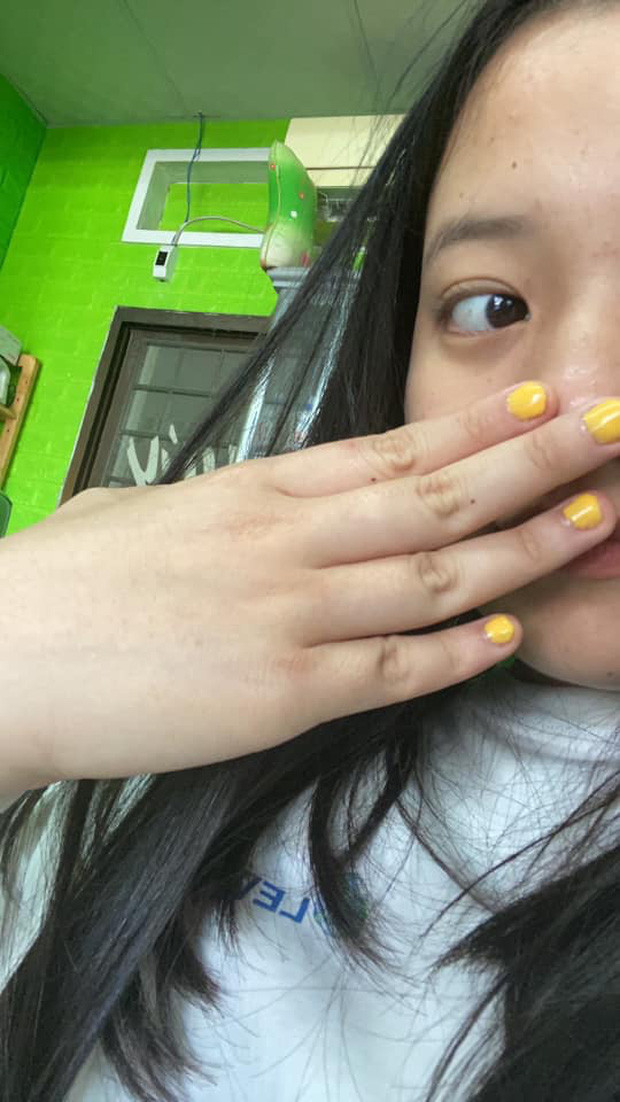 Trong cẩm nang làm đẹp của hội con gái thì không thể thiếu được phần làm nail. Mới đây trên MXH, các chị em phải kêu trời khi xuất hiện những bộ móng tay "thảm họa".