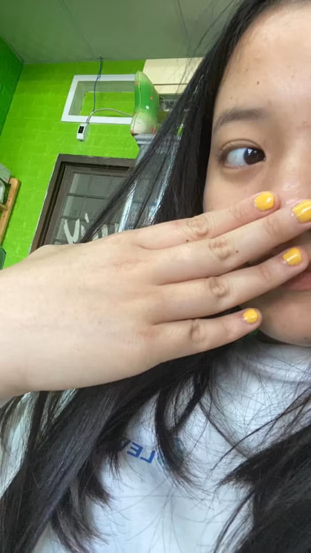 Trong cẩm nang làm đẹp của hội con gái thì không thể thiếu được phần làm nail. Mới đây trên MXH, các chị em phải kêu trời khi xuất hiện những bộ móng tay "thảm họa".