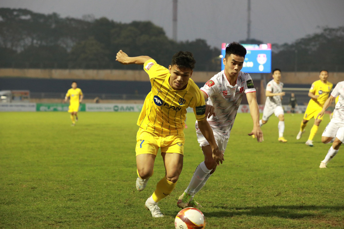 Bi Hai Phong cam hoa 1-1, CLB SLNA chua biet du vi chien thang-Hinh-4