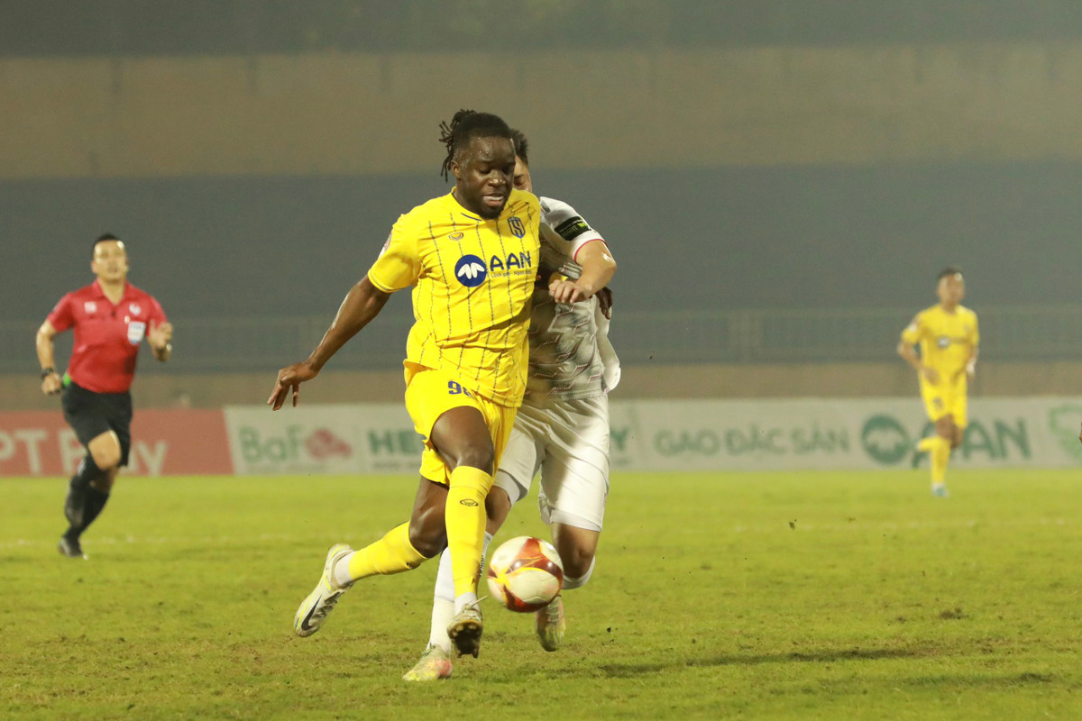 Bi Hai Phong cam hoa 1-1, CLB SLNA chua biet du vi chien thang