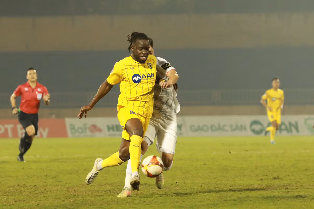 Bi Hai Phong cam hoa 1-1, CLB SLNA chua biet du vi chien thang