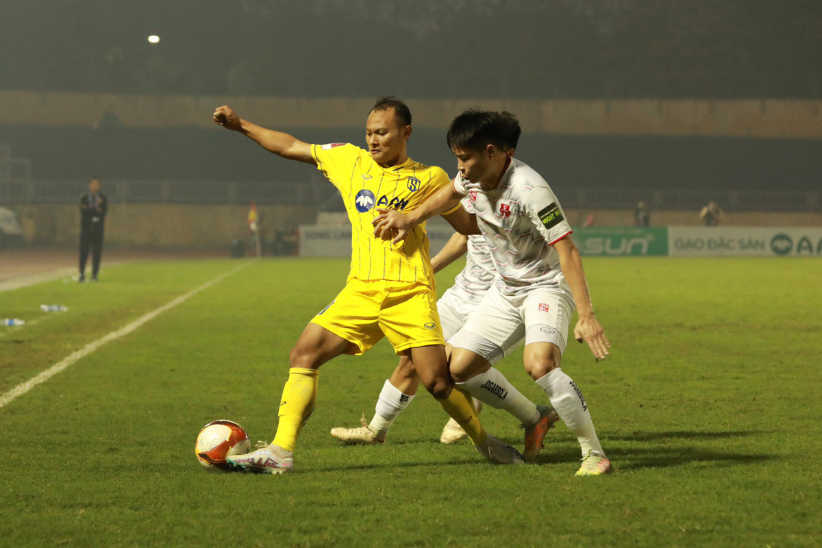 Bi Hai Phong cam hoa 1-1, CLB SLNA chua biet du vi chien thang-Hinh-3