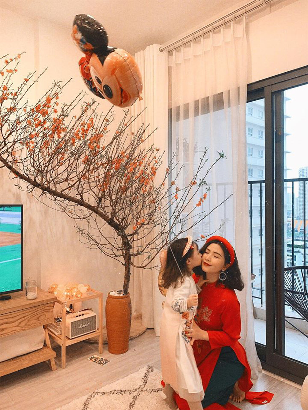 Vào năm 2014, Kiên Hoàng công khai quen người bạn gái là hotgirl đình đám Heo Mi Nhon. Một năm sau đó, cả hai đi đến hôn nhân và tổ chức một buổi lễ vô cùng hoành tráng ở Hà Nội.