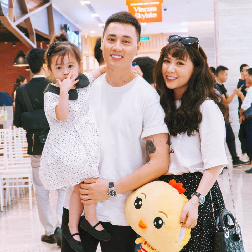 Có nhà đương nhiên không thể thiếu xe, tháng 2/2018, Kiên Hoàng đem về nhà một chiếc xe hơi trị giá 1,95 tỷ đồng ăn mừng Tết Nguyên đán.