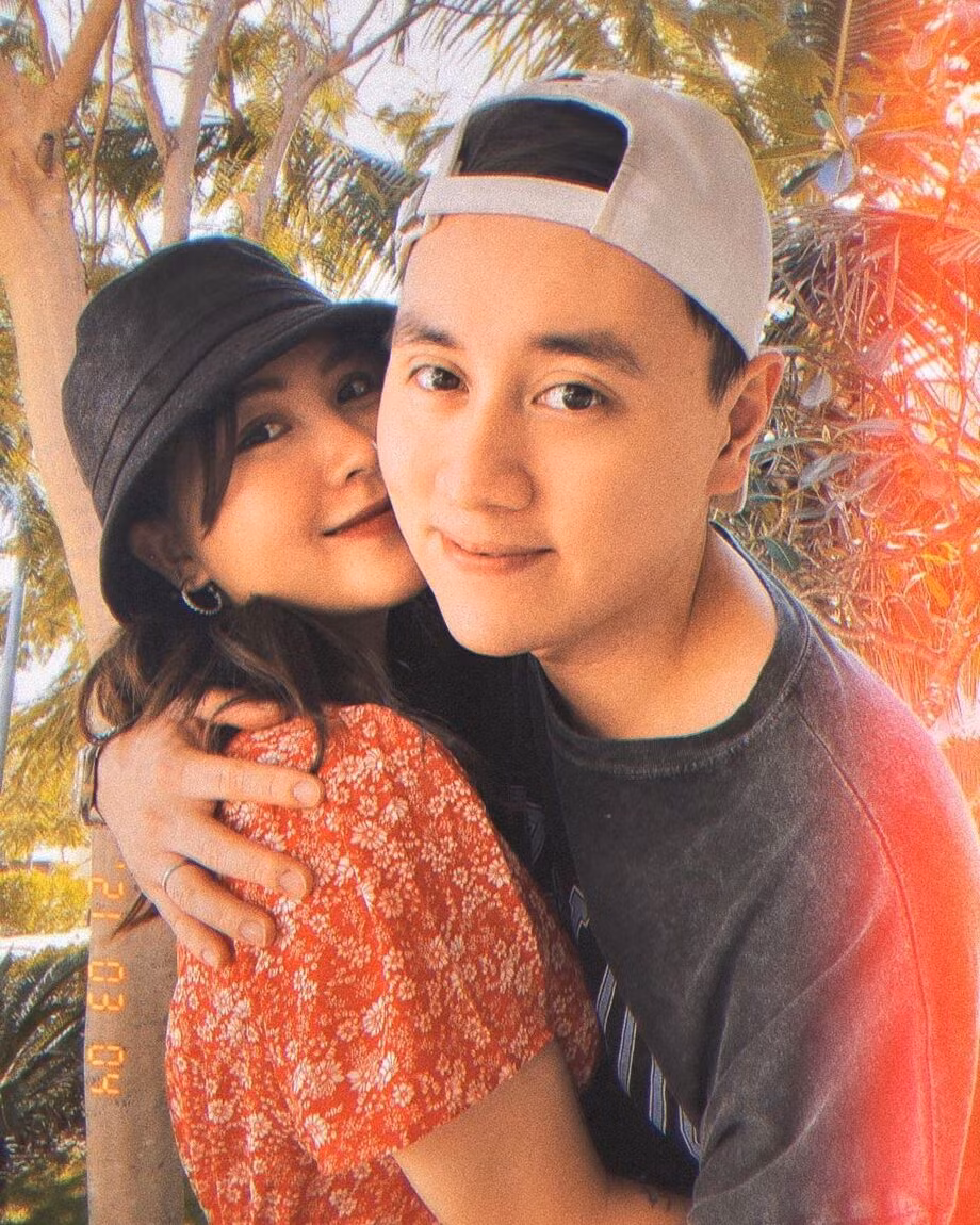 Nhiều người đã lên tiếng tẩy chay kênh của gia đình Cam Cam thậm chí có nhiều tài khoản bốc phốt Kiên Hoàng có thái độ “làm màu, giả tạo”, cùng những ý kiến về tính cách nóng giận, hay mất bình tĩnh của anh.