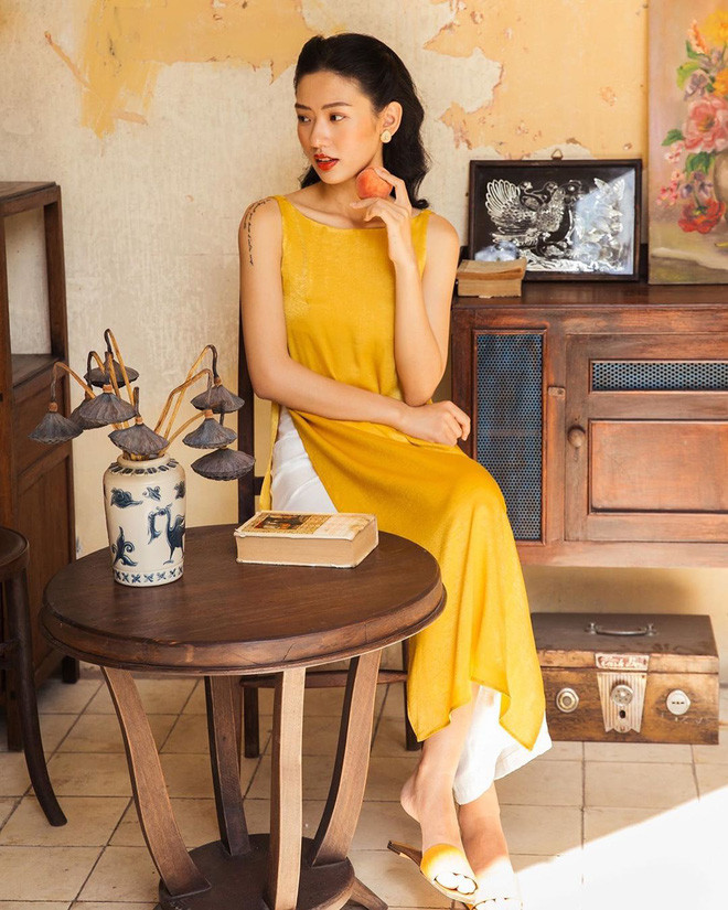 Khánh Linh tốt nghiệp chuyên ngành Dịch vụ Cảng hàng không - sân bay tại Học viện hàng không Việt Nam. Năm 2016, trong một lần đi chơi cùng bạn, cô nàng được giới thiệu đi chụp ảnh lookbook và quyết định làm công việc đó tới nay.