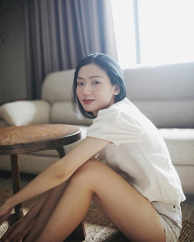 Nói thêm về hình mẫu lý tưởng, Linh thật thà: "Mình thích người lớn tuổi hơn mình, chín chắn, trưởng thành và điềm tĩnh. Mình yêu thích mẫu bạn trai châu Á và tóc đen, đó là ấn tượng đầu tiên để mình thích và muốn tìm hiểu một ai đó. À, nếu anh ấy có mắt một mí nữa thì càng tốt".