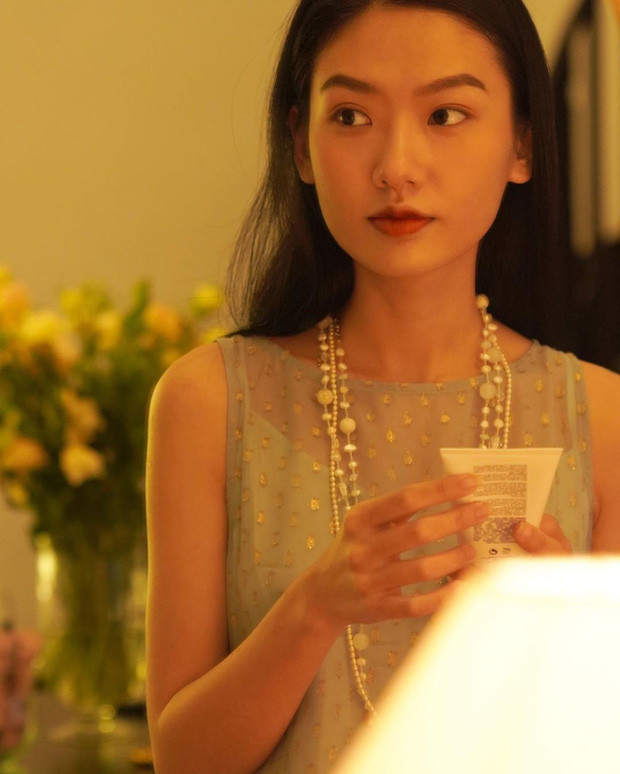 Điều khiến cô gái tên Khánh Linh thu hút nhiều người chú ý bởi "xinh - sang - trông là lạ". Đặc biệt, vẻ đẹp rất Á Đông cộng thêm cái tên khiến hot girl này không ít lần bị nhầm là người Trung hoặc người Nhật.