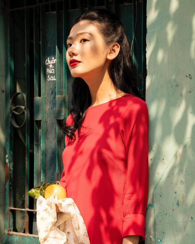 Tuy nhiên, không như nhiều người nghĩ, Khánh Linh là người Việt 100%. Cô nàng yêu áo dài, yêu những nét dung dị của đất nước mình.