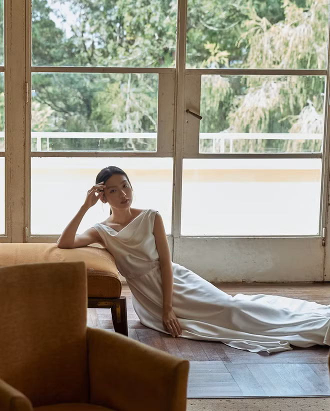 Vì mê thời trang, mê mặc đẹp nên Khánh Linh cũng là 1 tín đồ hàng hiệu. Sở thích này tốn một phần kha khá trong khoản chi tiêu của cô nàng.