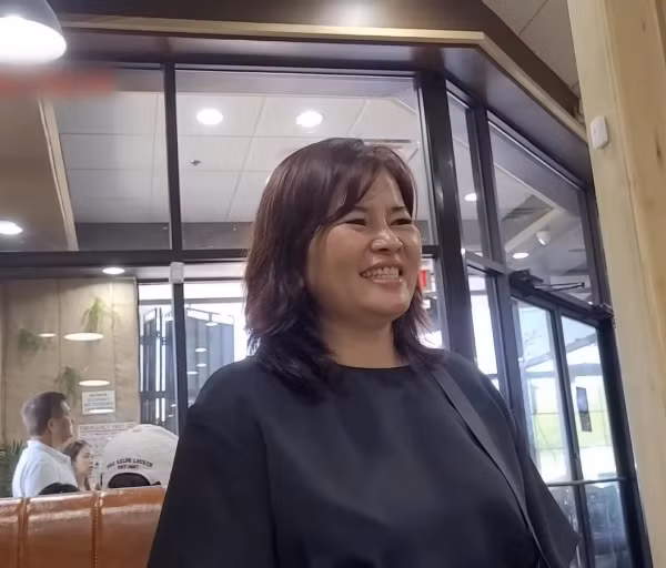 Được biết, trước đó trong buổi khai trương quán lẩu 23 tỷ của Khoa Pug, nhiều người đã phát hiện ra sự xuất hiện của Vương Phạm kèm theo bó hoa ghi dòng chữ: “Vương Phạm chúc mừng khai trương hồng phát Khoa Pug”.