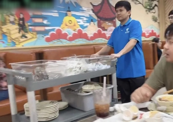 Vương Phạm còn sẵn sàng thu dọn bát, đĩa như một nhân viên phục vụ khi khách ăn xong. Nhưng tuyệt nhiên, cả hai anh em đều né tránh chạm mặt nhau hoặc đứng chung một khung hình.