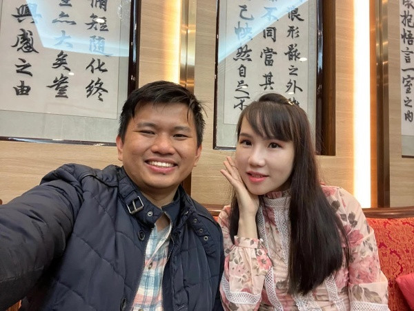 Mới đây, đập tan tin đồn rạn nứt, Vương Phạm đã đưa bà xã cùng 2 con gái đến ăn tại quán lẩu của Khoa Pug, đồng thời dành lời khen nức nở cho quán: "Ngon bổ rẻ, nhiều thịt, nhiều rau quá, ăn thoải mái mà giá lại bằng một tô phở đặc biệt với chén trứng tái".