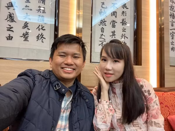 Mới đây, đập tan tin đồn rạn nứt, Vương Phạm đã đưa bà xã cùng 2 con gái đến ăn tại quán lẩu của Khoa Pug, đồng thời dành lời khen nức nở cho quán: "Ngon bổ rẻ, nhiều thịt, nhiều rau quá, ăn thoải mái mà giá lại bằng một tô phở đặc biệt với chén trứng tái".