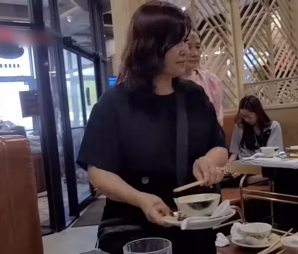 Không chỉ đến chúc mừng, Vương Phạm còn xuất hiện với vai trò vô cùng đặc biệt. "Triệu phú đô la" không chỉ đến ăn uống, anh còn đảm nhiệm vai trò phục vụ, đẩy bàn mang nồi lẩu cho khách.