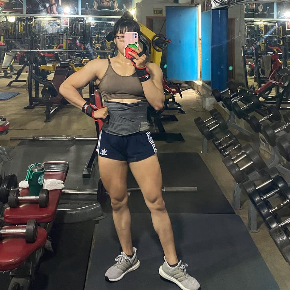 Điều đáng nói, thời điểm mới bắt đầu tập gym, cô nàng chỉ nặng 47kg và sở hữu vẻ ngoài "mình hạc xương mai" như bao bạn nữ khác.