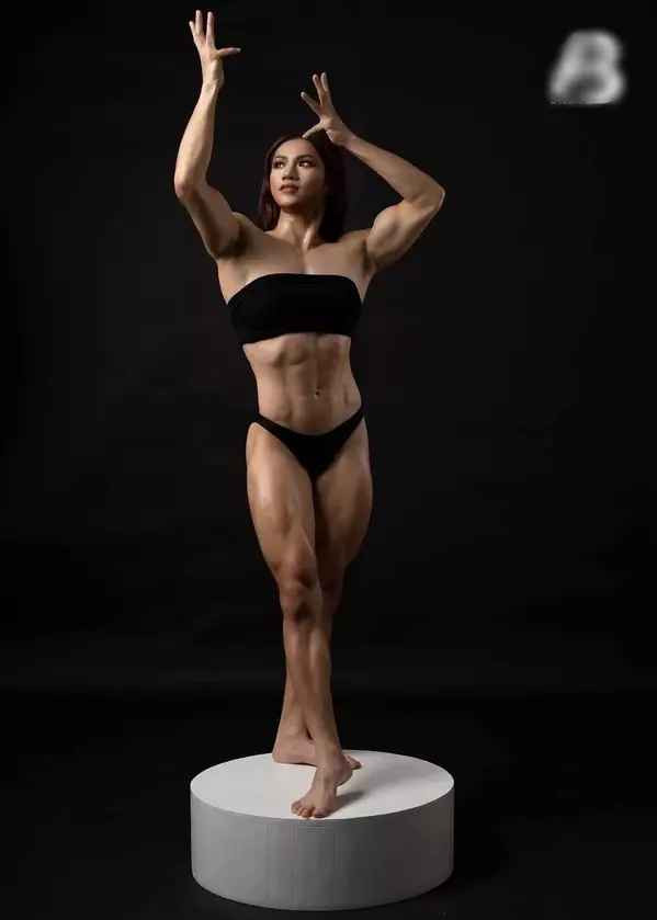 Ny Ny Trần cũng thường xuyên tham gia những cuộc thi liên quan đến thể hình.