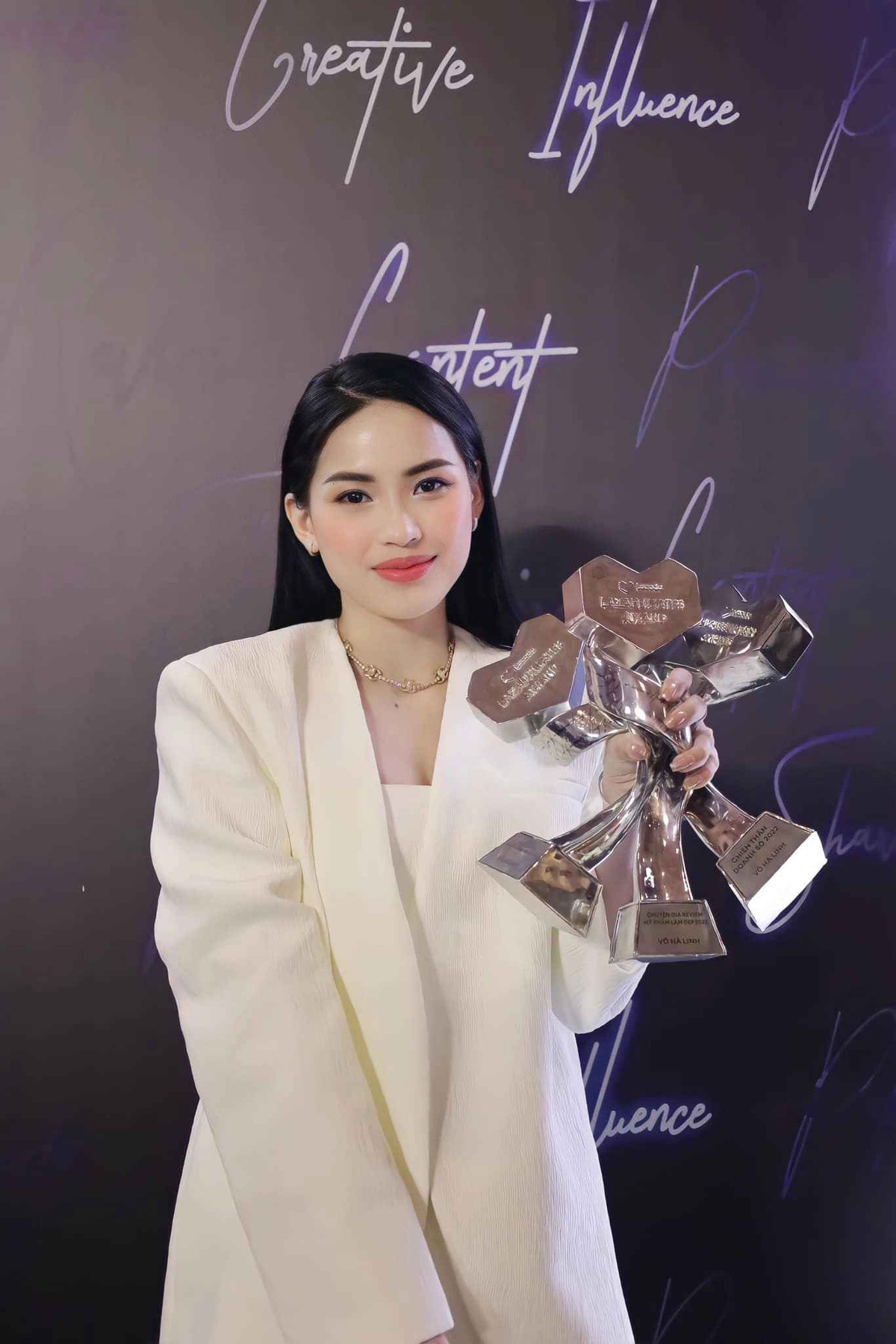 Không ít người hoài nghi bởi rõ ràng hoạt động trên MXH, nếu không nhận booking PR, Võ Hà Linh làm thế nào để kiếm được tiền. Chưa kể, trong các video của mình, cô vẫn thường gắn link để mua sản phẩm. Điều này từng nhiều lần gây ra tranh cãi, hiểu nhầm về việc quảng cáo của Hà Linh.