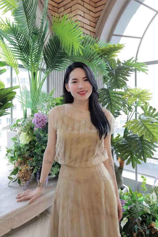 Cụ thể, Võ Hà Linh giải thích: “Booking PR là hoạt động mà các nhãn hàng hợp tác với KOL, influencer thông qua hợp đồng dịch vụ, quy định rõ ràng về quyền và nghĩa vụ của các bên. Trước khi lên sóng sẽ phải gửi video cho nhãn hàng kiểm duyệt chặt chẽ. Nội dung video phải đi theo định hướng nhãn hàng đề ra. Nhãn hàng là đơn vị chi trả cho khoản booking này”.