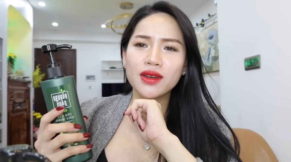 Hiện tại, nữ YouTuber đi theo hình thức làm Affiliate Marketing, hay còn được gọi là Tiếp thị Liên kết. Được biết, đây là hình thức quảng bá sản phẩm, dịch vụ của các sàn thương mại điện tử.
