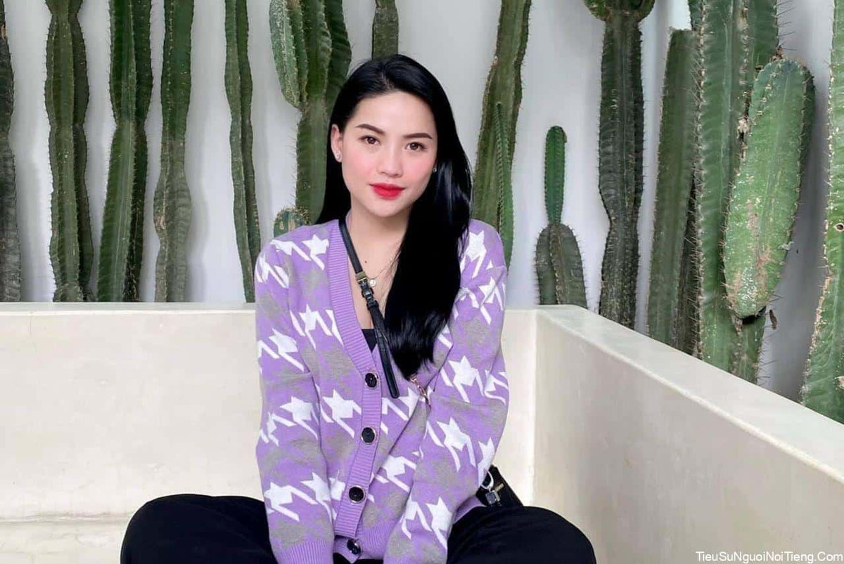 Ngoài ra, Võ Hà Linh cũng cho biết, nếu chỉ làm vì tiền, cô hoàn toàn có thể ca ngợi, tung hô sản phẩm thay vì chê kịch liệt đến mức nhận danh hiệu “thánh chê”.