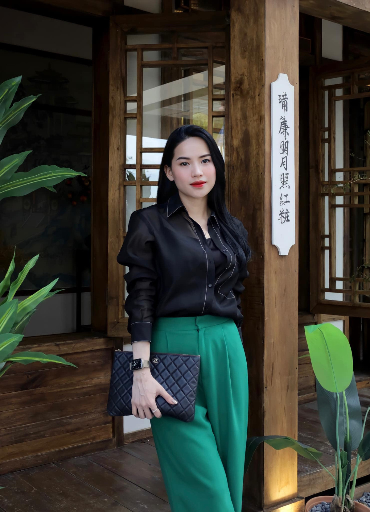 Võ Hà Linh đang là KOC có sức ảnh hưởng lớn nhất tại Việt Nam. Cùng với đó, thu nhập của cô được đánh giá ở mức “khủng” khiến nhiều người ngưỡng mộ. Từ năm 2020, "chiến thần review" đã có thể tự mua căn nhà đầu tiên, mua xế hộp và sở hữu cả tủ đồ hiệu. Đến hiện tại, nữ YouTuber đã tặng mẹ đến 2 căn nhà, tặng gia đình chiếc ô tô thứ 3 và có cuộc sống giàu có, sang chảnh.