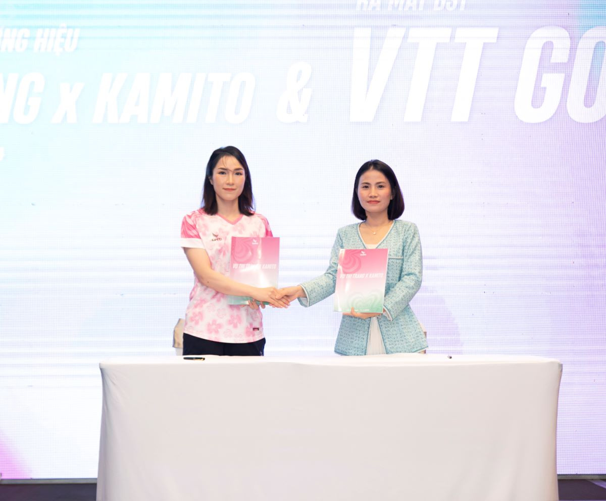 Ba xa Tien Minh ngai ngung tren san catwalk trong vai tro moi-Hinh-2