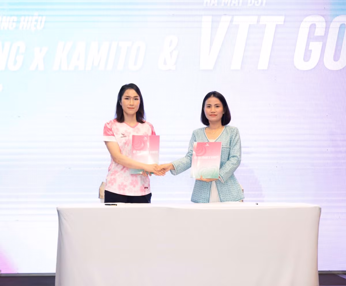 Ba xa Tien Minh ngai ngung tren san catwalk trong vai tro moi-Hinh-2