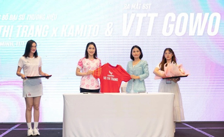 Ba xa Tien Minh ngai ngung tren san catwalk trong vai tro moi